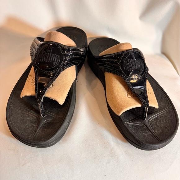 FITFLOP Sz 10 Pattent Leather Front Post Comfort Sole Slides aslip On Sandals - Picture 2 of 13